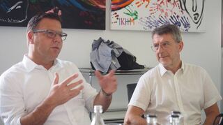 Sicherheitsdezernent Volker Proffen (l.) und Dieter Hermann vom Institut für Kriminologie in Heidelberg erläutern die Ziele der Befragung.