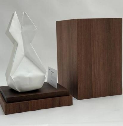 Die Skulptur „Paperbomb“ steht im Fokus des Gedenkens.