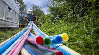 Feine Fasern aus Quarzglas bieten hohe Übertragungsgeschwindigkeiten von 1000 Megabit und mehr pro Sekunde.