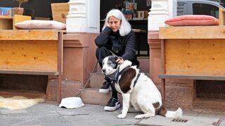 Ein Bild aus glücklichen aber kontroversen Tagen: Hund Joko mit seinem Frauchen Deborah Musso vor der Tür der Tengallery.