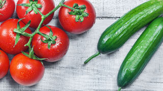 Perfekt für den Sommer: Gurken und Tomaten. Doch es gibt noch viele weitere Cool Foods mit hohem Wassergehalt.
