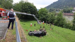 Der Mercedes stürzte in die Tiefe und blieb auf dem Dach liegen.