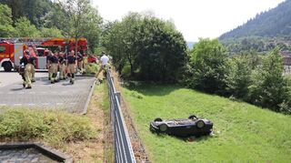Die Einsatzkräfte waren vor Ort und halfen den verletzten Personen aus dem Auto.