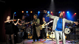 Die Rolling Stones der Musiker-Initiative mit Sänger Matthias Kunitz (r.) und der Violinistin Chiara Metzner (l.s).