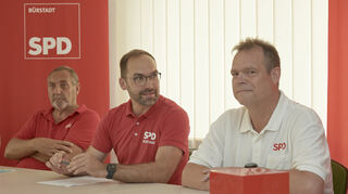 Lothar Ohl (v.l.), German Dzsida und Boris Wenz. Boris Wenz stellt sich als Buergermeisterkandidat der SPD Buerstadt vor.