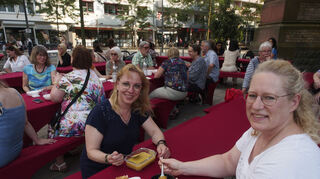 Odine Raven (l.) isst eine Linsensuppe, Susanne Winkler eine Suppe nach einem Rezept aus der Dominikanischen Republik.
