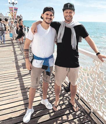 Kurz nach dem Wechsel nach England im Juli 2017: Pascal Groß (l.) und sein Freund Daniel Gulde am Peer in Brighton.