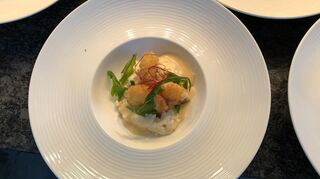 Thai-Curry-Risotto mit Knuspergarnelen und Kaffir-Limetten-Schaum.