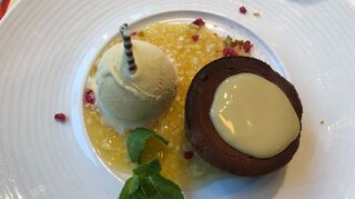 Schokoladensoufflé mit flüssigem Kern an Vanille-Ananas-Tatar und Buttermilcheis