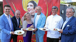 Stefan Kleiber (v.l.), Rolf Balschbach, Nathalie Lumpp, Harald Wohlfahrt, Tommy Balschbach und Gregor Spachmann präsentieren das neue Menü von Palazzo zur Saison 2024/2025.