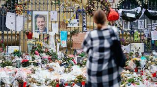 Menschen legten Blumen und andere Dinge am Marktplatz ab - nun ist der Messerangreifer im Gefängnis.