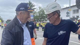 Links der Chef-Spediteur, rechts der Cheflogistiker und Lkw-Künstler: Heinz Rößler und Frieder Saam im Gespräch während des Transports.