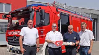 Die symbolische Schlüsselübergabe (v.l.): René Faul, Pascal Löffelhardt, Jürgen Volk und Bürgermeister Stefan Schmutz.