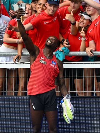 Gefragter Mann: Der neue deutsche 100-Meter-Rekordler Owen Ansah erfüllte zahlreiche Fotowünsche.