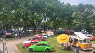 Rund 350 VW-Fahrzeuge aus verschiedenen Jahrzehnten waren am Wochenende rund um das Technoseum zu bewundern.