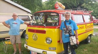 Einst als Feuerwehrauto unterwegs, heute mit Sinalco-Werbung: Der VW Bus aus dem Jahr 1972 von Jürgen und Monika Schunder.