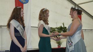 Nina I. (r.) überreicht der neuen Gurkenkönigin Donna I. das Zepter. Gurkenprinzessin Sophia (l.) freut sich auf die bevorstehenden Aufgaben.