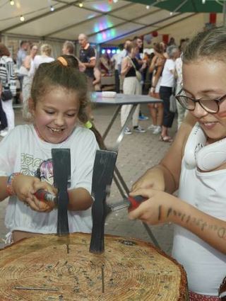 Biblis, 70. Gurkenfest, v.l. Sophie und Emilia haemmern was das Zeug haelt
29.06.2024 / Foto: Berno Nix