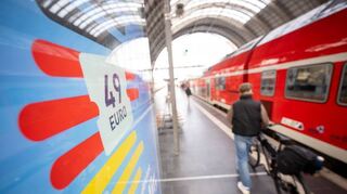 Das Deutschlandticket wird bisher von Bund und Ländern mit jeweils 1,5 Milliarden Euro bezuschusst.