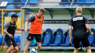 Nicklas Shipnoski (orangenes Leibchen) kam von Arminia Bielefeld. Links versucht Seyhan Yigit an den Ball zu kommen, Julian Rieckmann beobachtet die Szene.