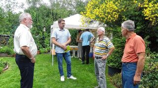 Offene Türen im „Kleinen Luisenpark“ (v.l.): Rolf Heinzelmann, Sven Stein, Karl-Heinz Eichhorn und Siegfried Bock vom OGV bei der Eröffnung der landesweiten Gartenbau-Veranstaltung.