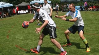 Bei einem Spaßturnier auf dem Rasen zeigten auch Handball-Anfänger ihr Können in dieser Sportart.