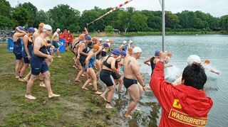 Viel los beim 26. EWR-Triathlon: Der Start des Jedermann-Triathlons.