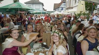 Vor dem Regen: Beim 70. Gurkenfest schwitzen auch die Hohheiten – aber haben wie alle Besucher großen Spaß.