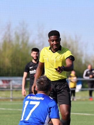 Raymond Höptner ist seit vielen Jahren als Fußball-Schiedsrichter erfolgreich.