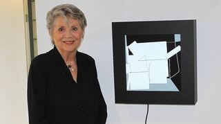 Linde Hollinger steht in ihrer Galerie vor einem Bild des in New York City lebenden Digitalkünstlers Manfred Mohr.