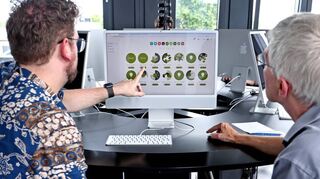Manuel Noe (l.) gibt Reporter Bertram Bähr eine Einführung ins 3-D-Modeling.