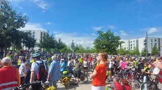 Radfahrer versammeln sich in der Bahnstadt. Sie sind zum Auftakt des Stadtradelns aus verschiedenen Kommunen der Region nach Heidelberg gefahren.