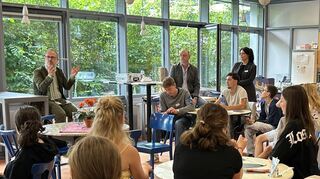 Bürgermeister Dirk Grunert (2.v.l.) erzählt den Schülerinnen und Schülern aus Dänemark sowie den Gastgeschwistern von seinen Aufgaben.