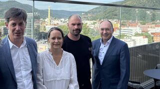 Auf dem Dach des „Hotel Atlantik“ stellten (v.l.) Jürgen Odszuck, Christine Tritsch, Pascal Baumgärtner und Michael Teigeler das Schornstein-Projekt vor.