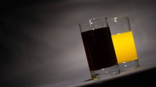 Cola und Limo: Softdrinks sind nicht nur Kalorien-, sondern auch Zuckerbomben. Deshalb wird hierzulande erneut der Ruf nach einer Zuckersteuer laut.