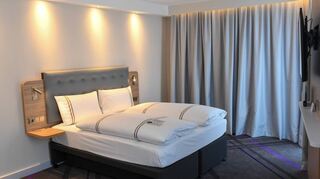 Mal in der eigenen Stadt im Hotel schlafen: Auch das Premier Inn-Hotel am Hauptbahnhof (unser Bild) beteiligt sich an der Aktion.