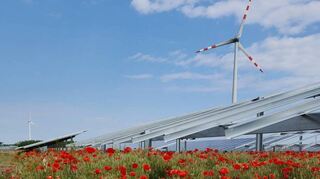 Goldbeck Solar plant an der A 5 in Hirschberg eine zehn Hektar große Agri-PV-Anlage, ähnlich wie auf diesem Bild, allerdings ohne Windräder.