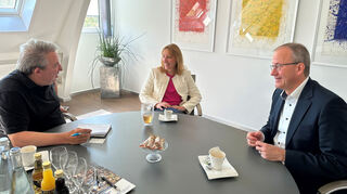 Chefredakteur Jürgen Gruler im Gespräch mit der Aufsichtsratsvorsitzenden Sonja Merkel und dem Vorstandssprecher Till Meßmer in der VR Bank in Speyer.