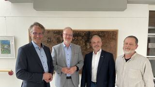 Die Gemeinde hat Pachtverträge für ihre Grundstücke unterschrieben. Das Bild zeigt v. l. Joachim Goldbeck, CEO der Goldbeck Solar Gruppe, Bürgermeister Ralf Gänshirt,  Thomas Brümmer von der Geschäftsleitung AVR UmweltService GmbH und Matthias Schütze von der Energiegenossenschaft Hohe Waid.