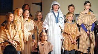 <p>Der Prophet Samuel (Victoria Pfenning, in weiß) wählt den jüngsten Sohn Isais, David (Maria Graschtat, unten Mitte), als künftigen König Israels aus.</p>