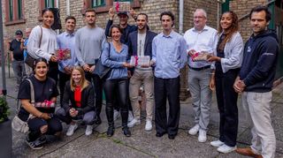 Olympia-Teilnehmer mit Sponsoren und Förderern: Yakta Jamali Galeh (v.l.), Yemisi Ogunleye, Gonzalo Peillat, Jessica-Bianca Wessolly, Justus Weigand, Judith Förster (DACH Marketingleitung Capri Sun), Oleg Zernikel, Lennart Sass, Teo Hinrichs, Stephan Brandhuber (Leiter Kommunikation Sparkasse Heidelberg), Mikaelle Assani und Nicolai Kornhaß.