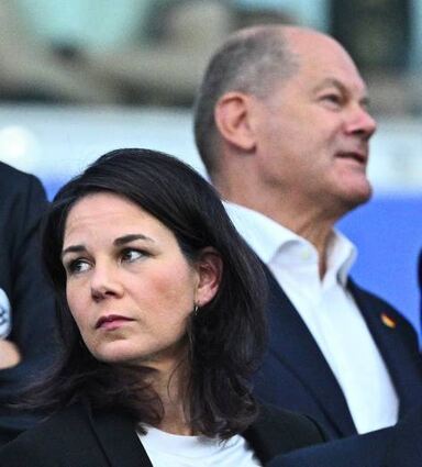 Annalena Baerbock und Olaf Scholz beim EM-Spiel im Stadion in Frankfurt.