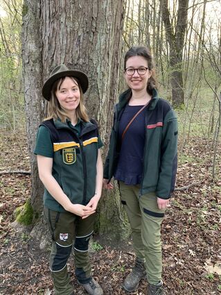 Die beiden Forstwissenschaftlerinnen Luisa Narjes und Dina Scheffer im Käfertaler Wald.