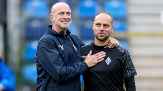 Rico Benatelli (re.) soll die Spielidee von Trainer Marco Antwerpen (li.) im Mittelfeld umsetzen.
