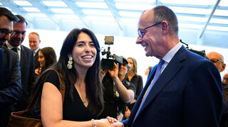 Der Fraktionsvorsitzende Friedrich Merz begrüßt Melis Sekmen als Gast in der Sitzung der Unionsfraktion im Deutschen Bundestag.