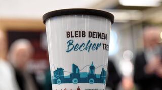 Der Pfandbecher der Kampagne „Bleib deinem Becher treu“.