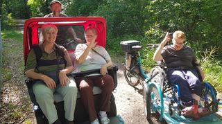 Auf Tour mit Rollstuhltransportrad (rechts) und Rikscha. Der gemeinnützige Verein LaMa aus Mannheim machts möglich.