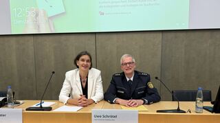 Pressekonferenz im Rathaus (v.l.): Bürgermeisterin Martina Pfister und Uwe Schrötel, Leiter des Polizeireviers Heidelberg-Mitte.
