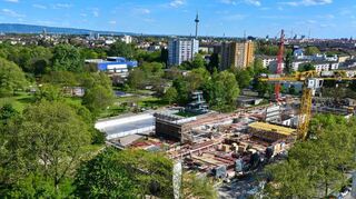 Die Baustelle für das neue Kombibad im Herzogenried, aufgenommen während der Maimess vom Riesenrad aus.