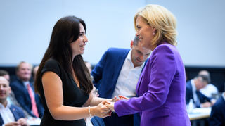 Julia Klöckner (r.) begrüßt Melis Sekmen.